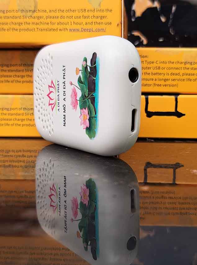 Phía trên máy có jack cắm tai nghe