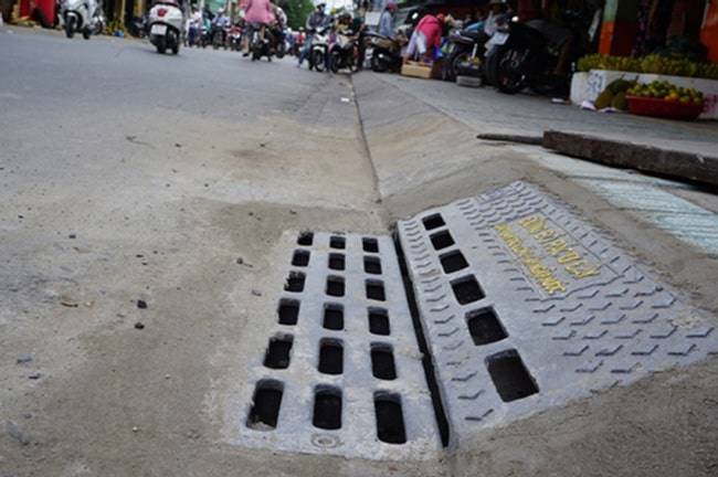 Bó vỉa gang cầu Tân Phú