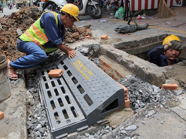 Thi công bó vỉa gang cầu lòng đường