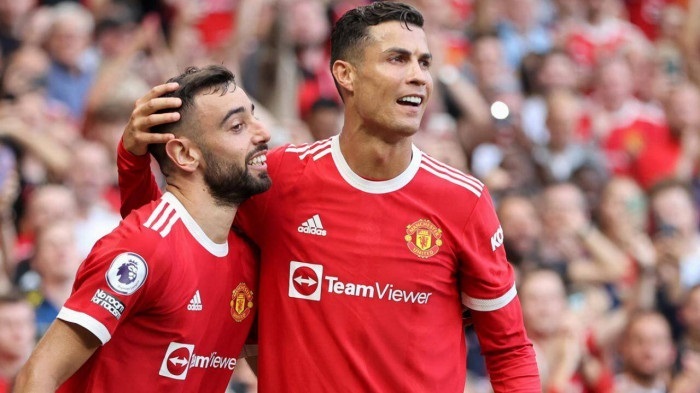 Cristiano Ronaldo ăn mừng cùng đồng đội trên sân thi đấu cực đẹp