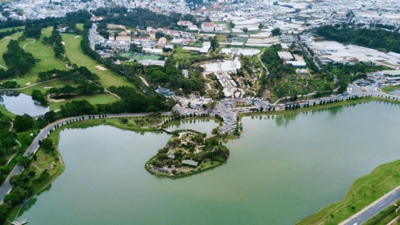 Hồ Xuân Hương chiều muộn - mặt nước phẳng lặng phản chiếu bầu trời, nền lý tưởng cho desktop 4K