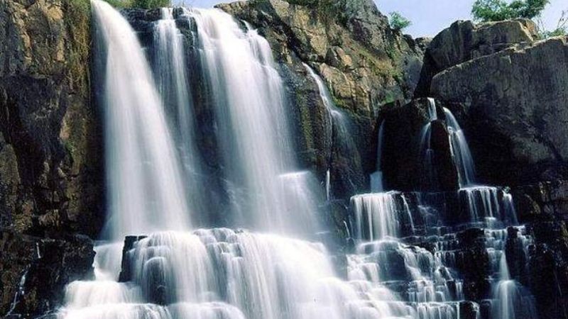 Thác nước Đà Lạt - dòng chảy nhiều tầng, texture mạnh mẽ cho wallpaper phong cách năng lượng
