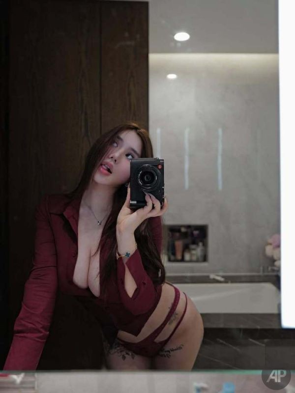 Hình nền girl xinh gợi cảm trong ánh sáng studio, phù hợp nguyên tắc dark mode và bản quyền cá nhân