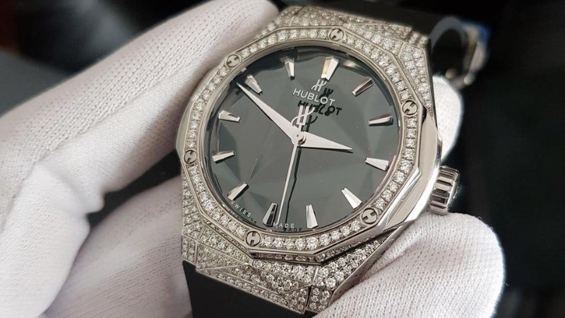 Hublot kim cương Classic Fusion Titanium Pavé là sự kết hợp độc đáo giữa Titan và kim cương