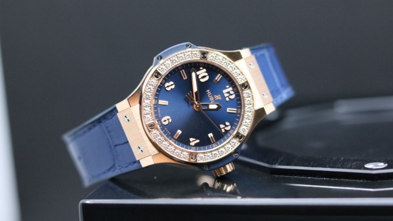 Big Bang King Gold Blue sở hữu vẻ ngoài vô cùng hiện đại và sang trọng