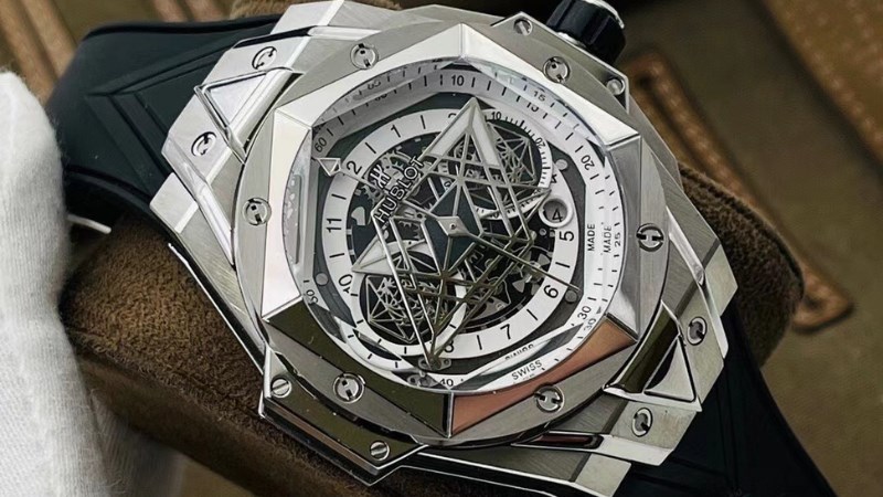 Hublot đã sử dụng nhiều phương pháp hiện đại, tạo ra các chi tiết đắt giá