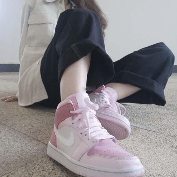 Phối đồ với giày Jordan 1 Mid Digital Pink cho nữ