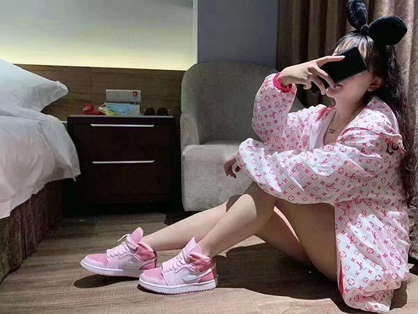 Phối đồ với giày Jordan 1 Mid Digital Pink cho nữ