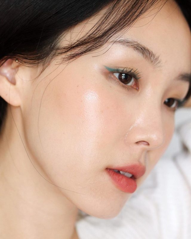 Kem lót mắt cho lớp trang điểm hoàn hảo ngày Hạ cháy