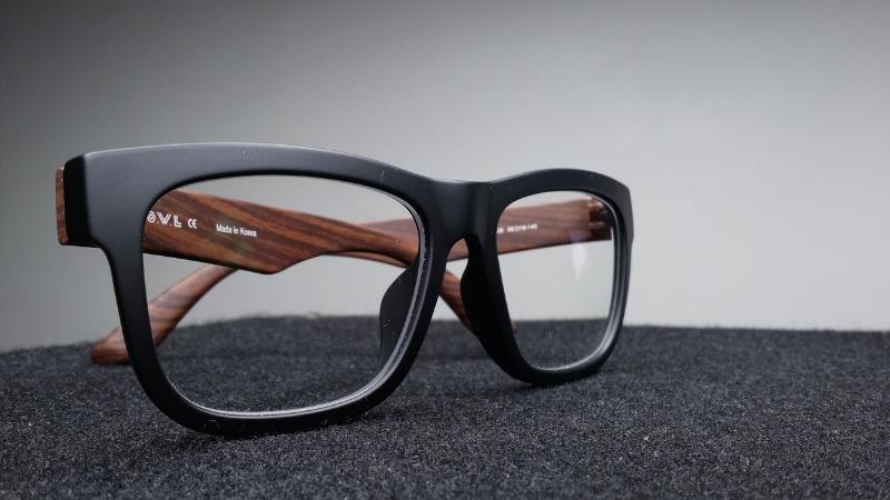 Kiểm tra thông tin được in trên trên kính