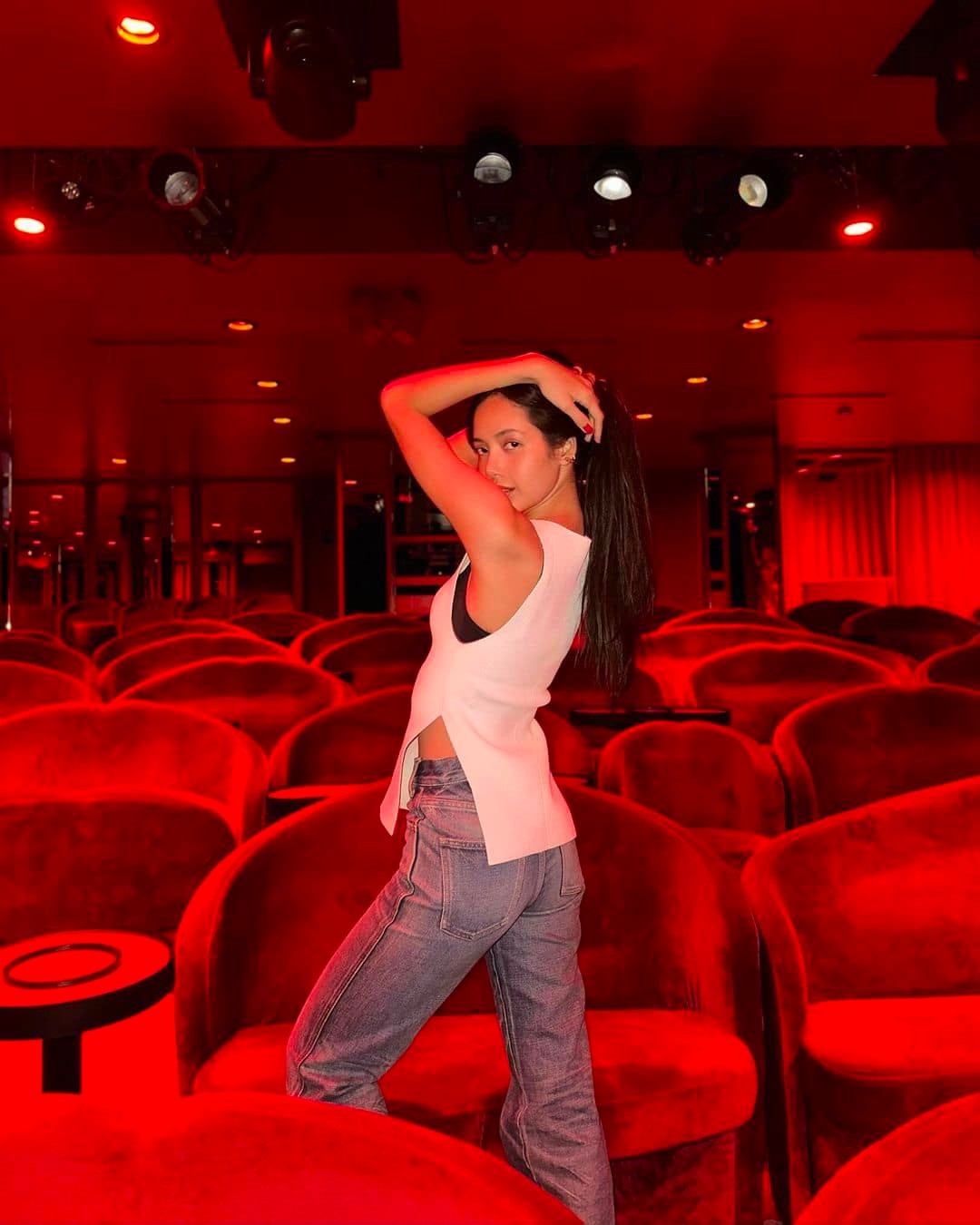 Lisa (BlackPink): Từng không dám đăng ảnh bikini vì sợ mẹ mắng giờ công khai đi diễn hộp đêm - Ảnh 1