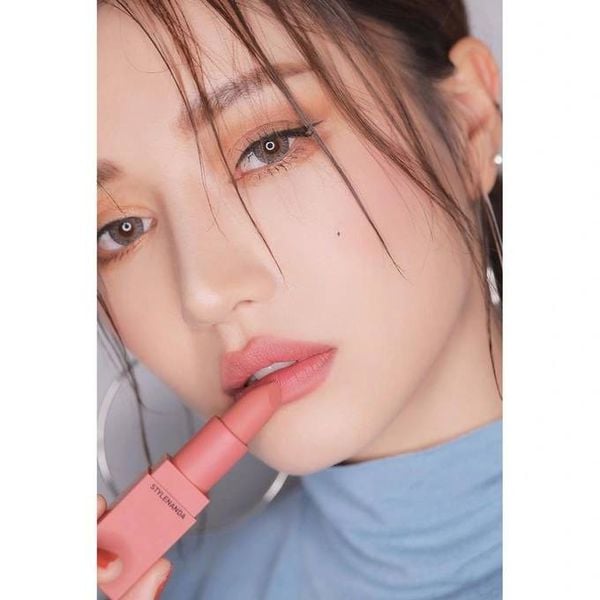 Tẩy tế bào chết cho môi giúp môi mềm mịn và lên màu chuẩn