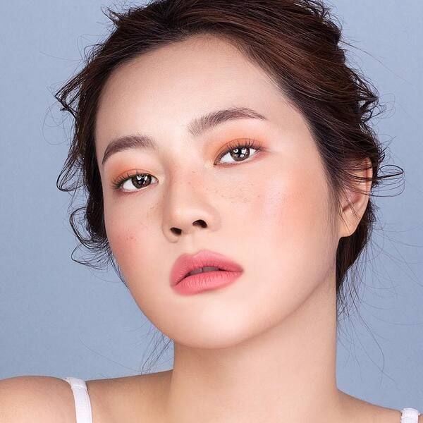 Dịu dàng và nữ tính với son màu hồng nude