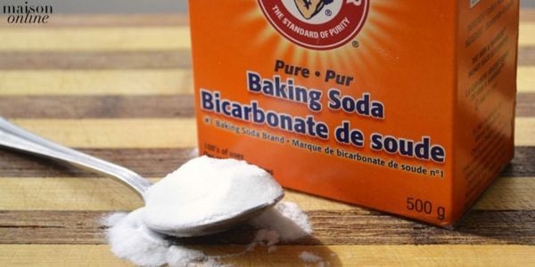 Trộn baking soda với nước để tạo thành một hỗn hợp dạng bột