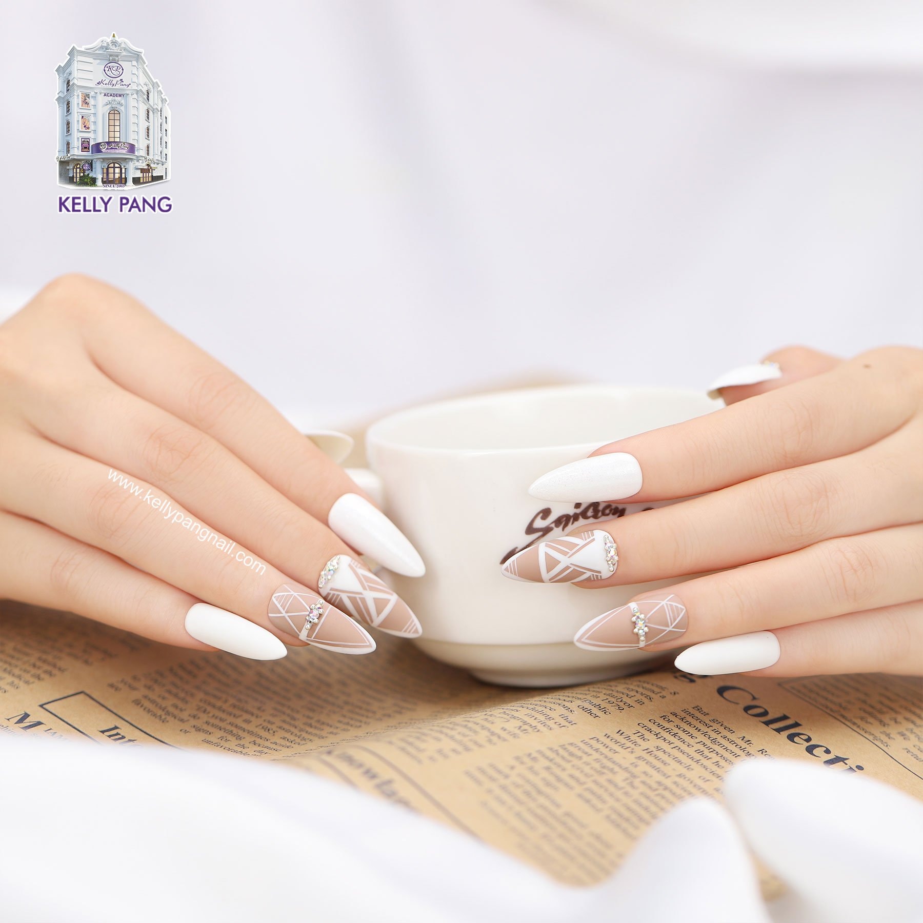 Mẫu nail màu đỏ huyền bí đơn giản được yêu thích nhiều.