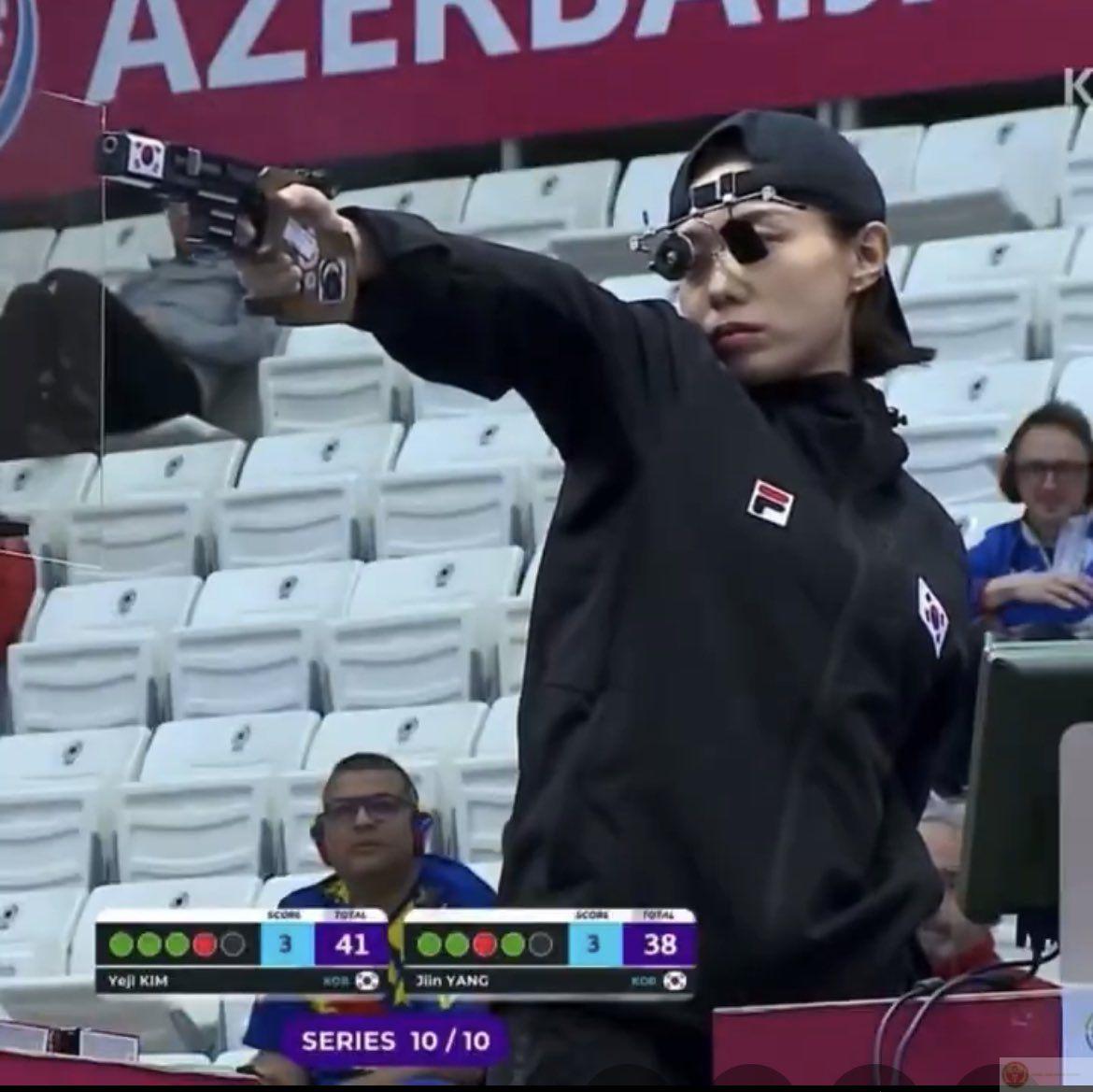 Meme bắn súng buồn cười thường xuất hiện trong các group chế ảnh nổi tiếng