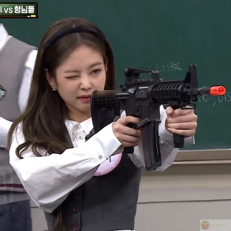 Meme bắn súng vui nhộn khiến ai cũng phải mỉm cười khi bắt gặp trên newfeed