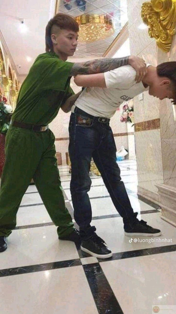 Chú áo xanh xuất hiện trong meme khiến tình huống nhỏ nhặt trở nên vui nhộn