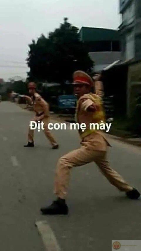 Meme công an giao thông từ ảnh đời thực khiến câu chuyện thường ngày vui hơn
