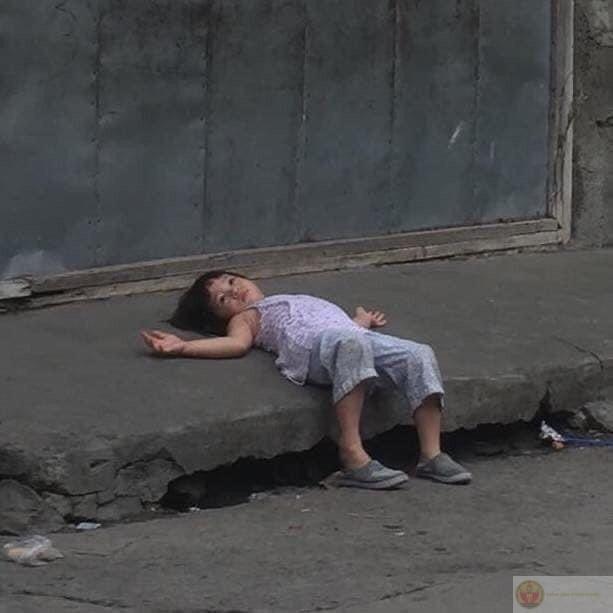 Meme mệt mỏi lầy lội mô tả tình huống uể oải trong lớp học dài lê thê