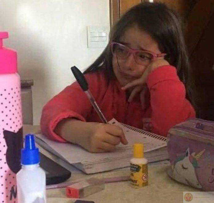 Meme mệt mỏi vui nhộn thường xuất hiện trong mùa thi căng thẳng của học sinh