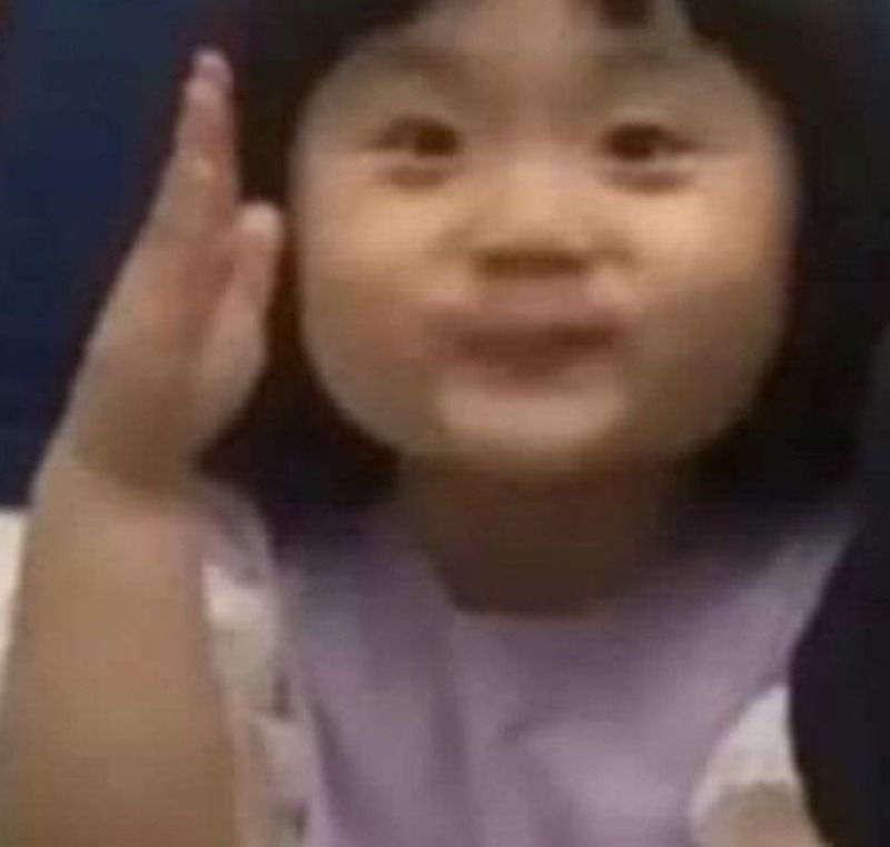 Meme giơ tay hình học sinh chăm ngoan