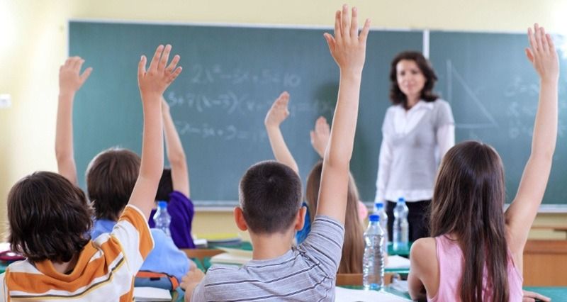 Meme giơ tay hình học sinh chăm ngoan