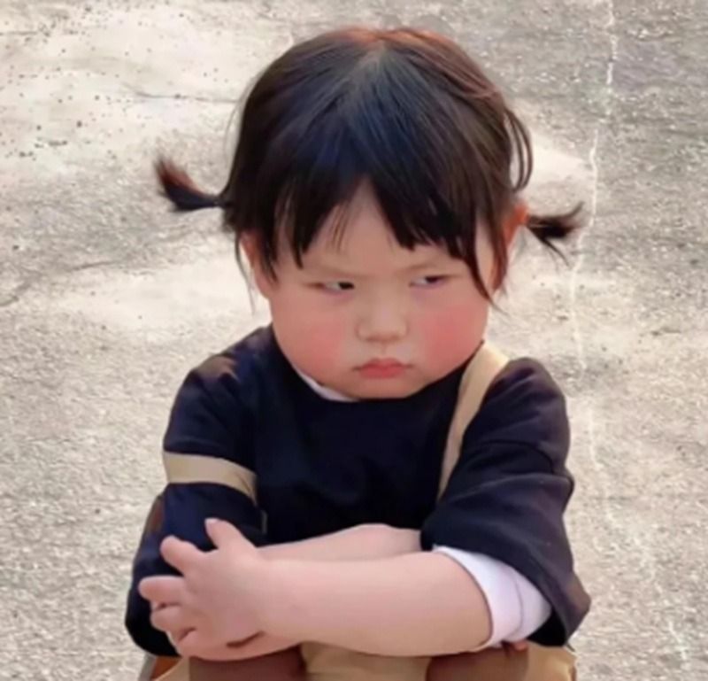 Meme bé gái/bé trai chống nạnh