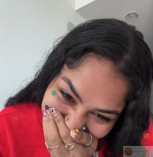 Cười lén một chút mà lòng nhẹ như mây