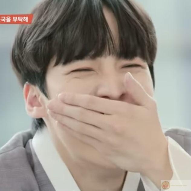 Cười nhẹ cái thôi mà người khác tưởng khùng