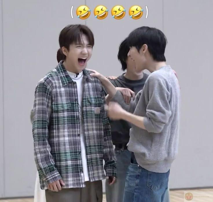 Đôi khi cười vì quá vô lý chứ không phải vui