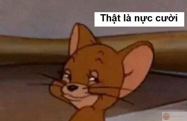 Không thể nhịn được, cười to giữa chốn đông