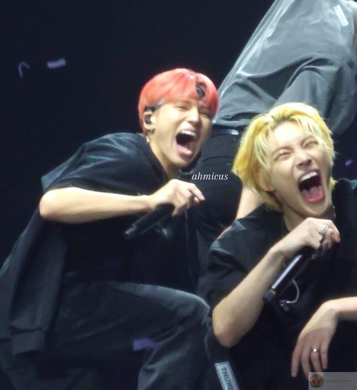 Mắt cay vì cười quá nhiều chứ không phải buồn