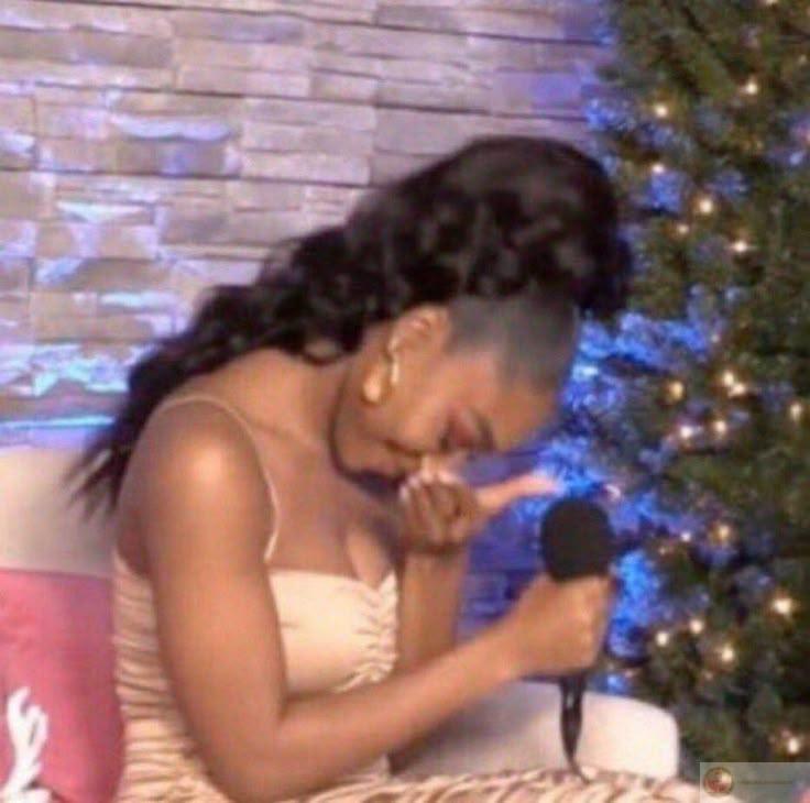 Ngồi không cũng cười, vậy mới lạ