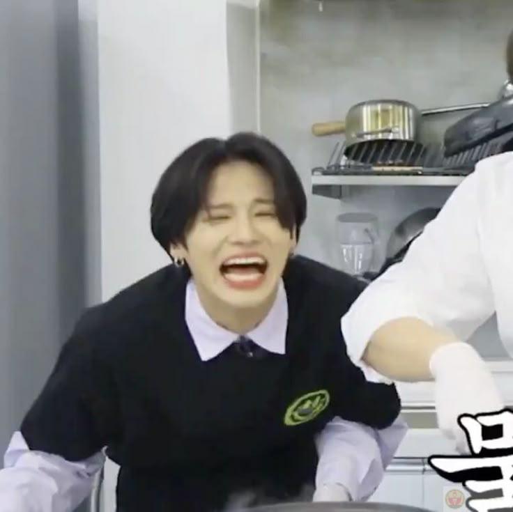 Nụ cười không hề có lý do, mà vẫn hợp lý