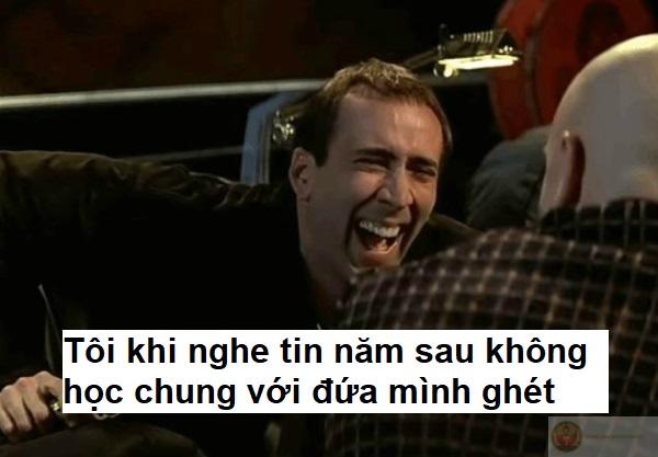 Vừa cười xong lại cười tiếp, chẳng hiểu sao