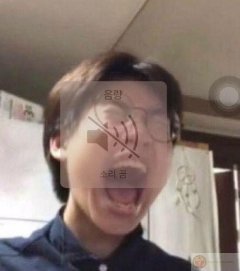 Cái kiểu cười tự nhiên giữa buổi làm