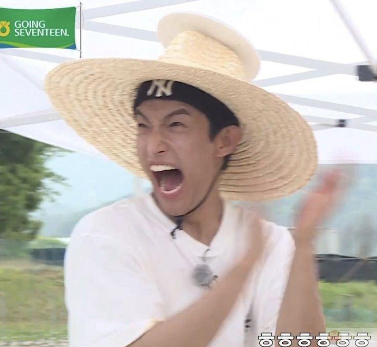 Cười đến rơi điện thoại mà vẫn chưa ngừng