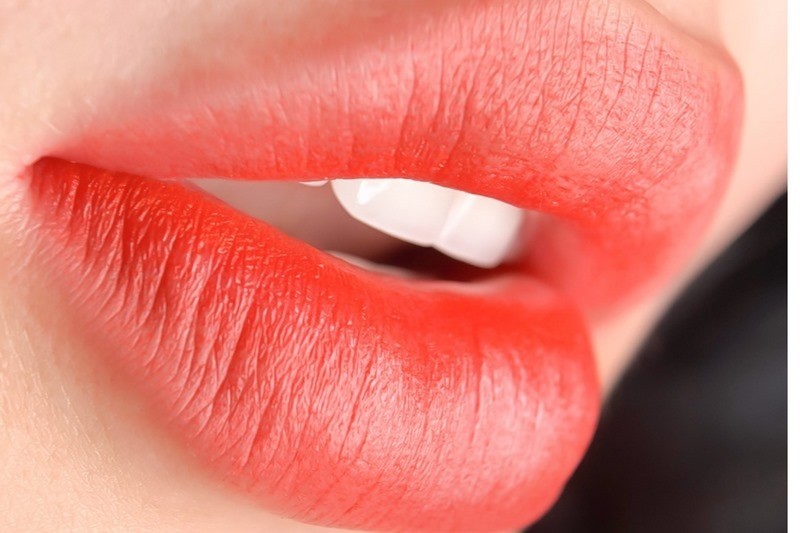 Màu đỏ cam nổi bật, quyến rũ