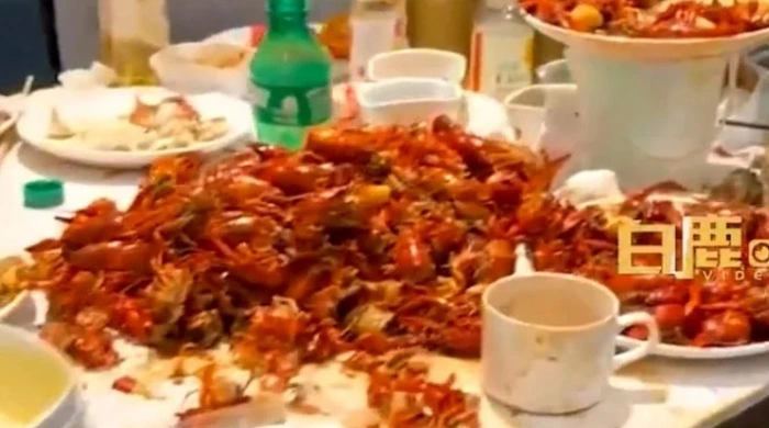 Phát hiện nhóm khách 7 người đi ăn buffet cao cấp hết 300 con cua và cá hồi, 50 hộp sầu riêng, 80 bát chè: "Còn chưa no lắm" - Ảnh 3.