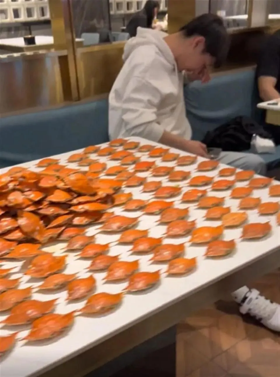 Phát hiện nhóm khách 7 người đi ăn buffet cao cấp hết 300 con cua và cá hồi, 50 hộp sầu riêng, 80 bát chè: "Còn chưa no lắm" - Ảnh 1.