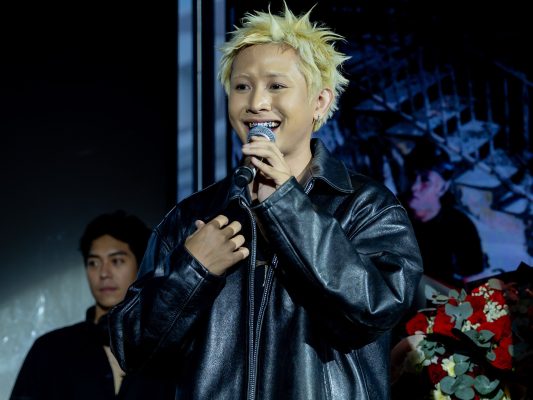 Pháo mặc bốc lửa đến mừng rapper Ricky Star