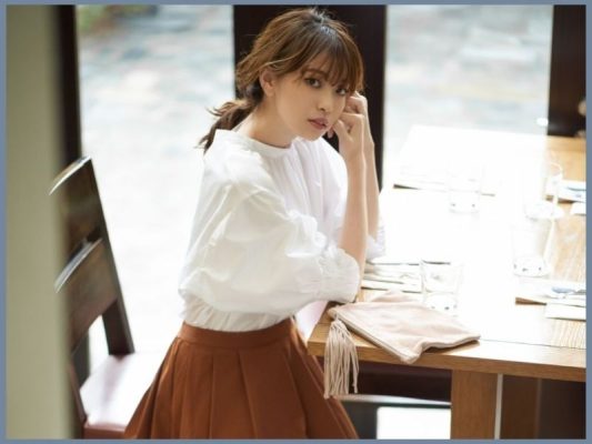 Chân váy nâu phối với áo màu gì đẹp, sang và nổi bật?