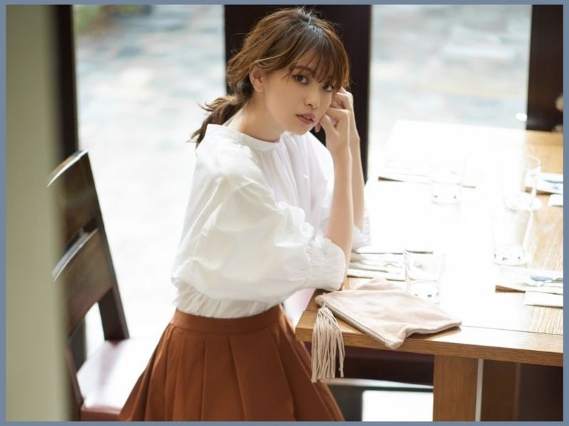 chân váy nâu phối áo màu gì