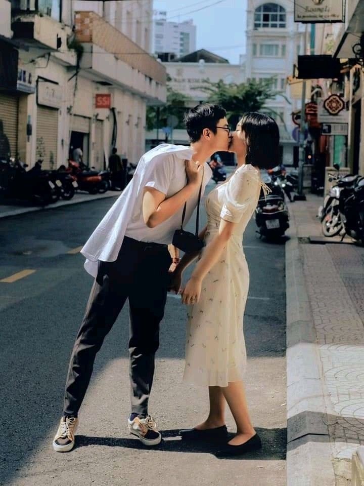 Cách pose dáng chụp ảnh cặp đôi mùa Valentine 2