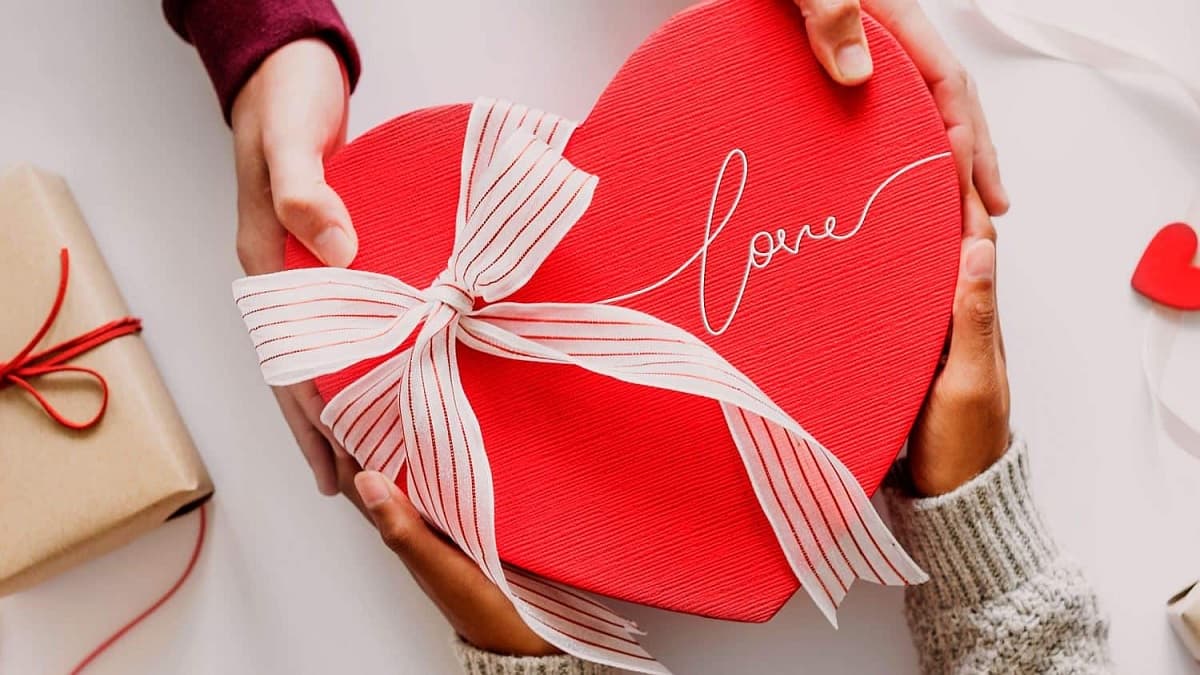 Có nên tặng quà valentine cho người yêu cũ