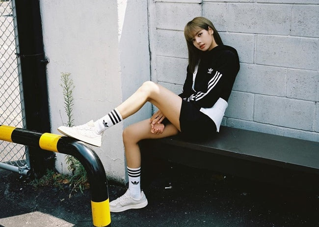 10 Stylish ways to combine shoes with socks for Women/Men 2024