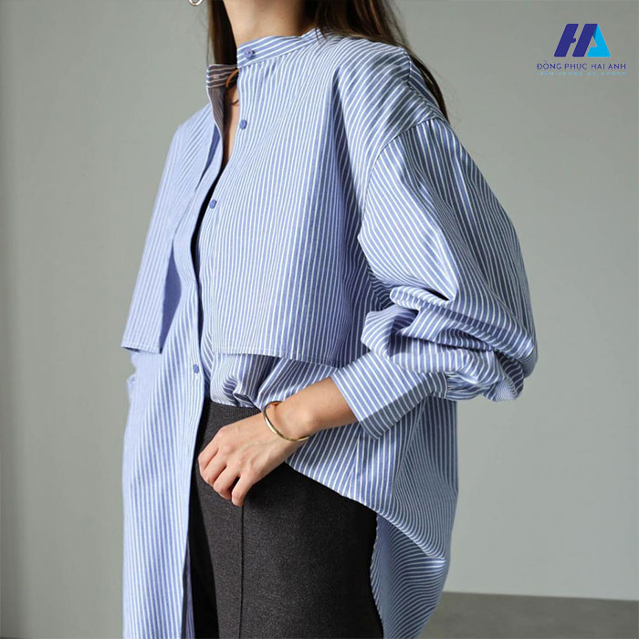 Áo sơ mi nữ xanh kẻ sọc là item yêu thích của nhiều chị em 