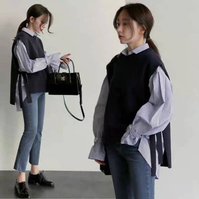 Sơ mi nữ kẻ sọc phối cùng áo len thiết kế