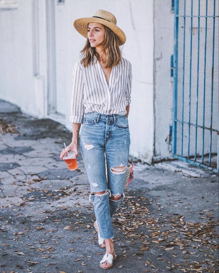 Quần jeans rách kết hợp áo sơ mi nữ phong cách dọa phố bụi bặm